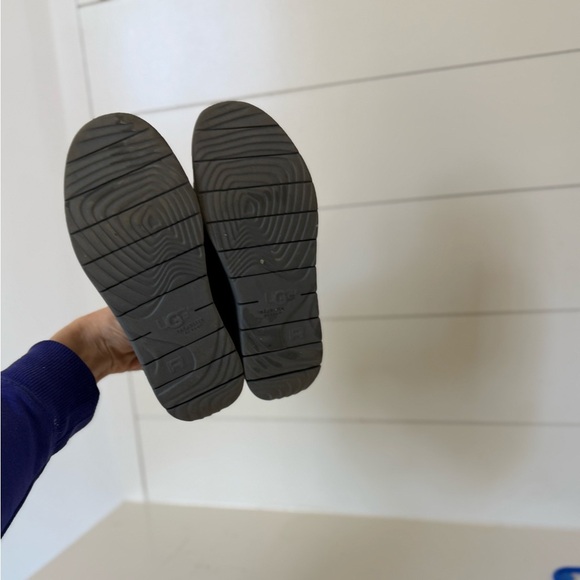 UGG Threadlite by UGG Black Suede size 2 black - Picture 4 of 6